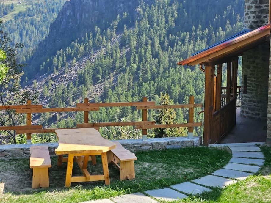Il Castello Nel Bosco, Appartamento Torrente Champorcher Bagian luar foto